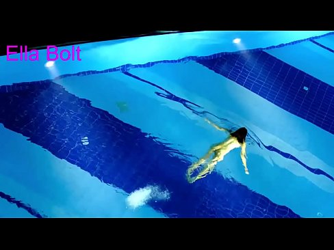 ❤️ No puedo dejar de mirar, joven rubia pillada nadando desnuda en la piscina del complejo ELLA BOLT ☑ Porno en es.mouthporn.ru ❌️