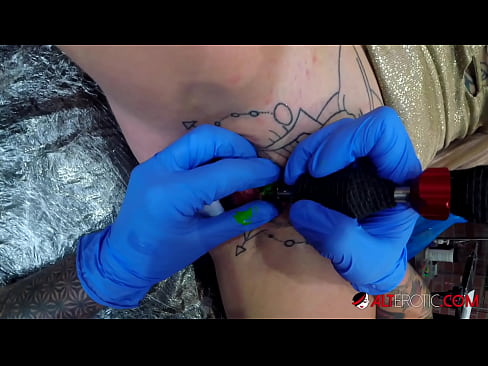 ❤️ Extremadamente tatuado hottie Sully Savage consiguió un tatuaje en su clítoris ☑ Porno en es.mouthporn.ru ❌️