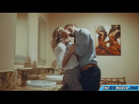 ❤️ Cuando una rubia tetona te seduce en un baño público ☑ Porno en es.mouthporn.ru ❌️
